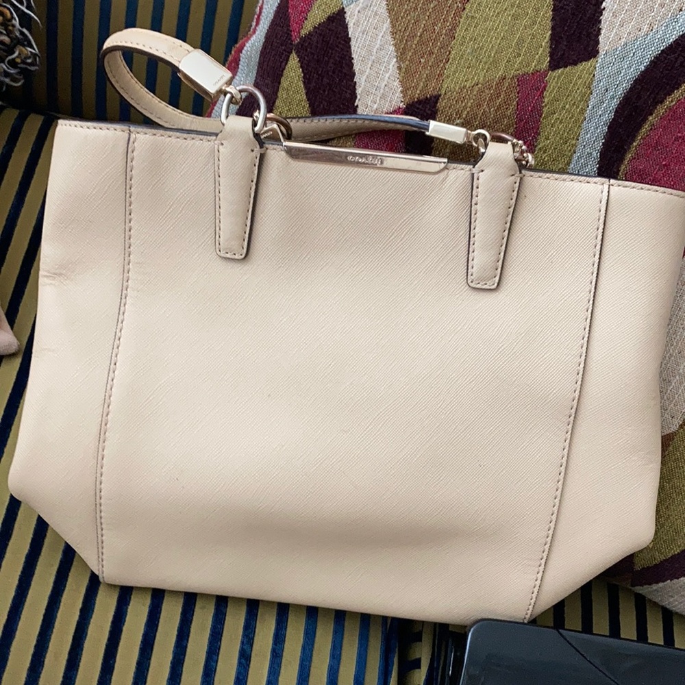 Medium to small Coach purse it has maybe been worn a handful of times looks new